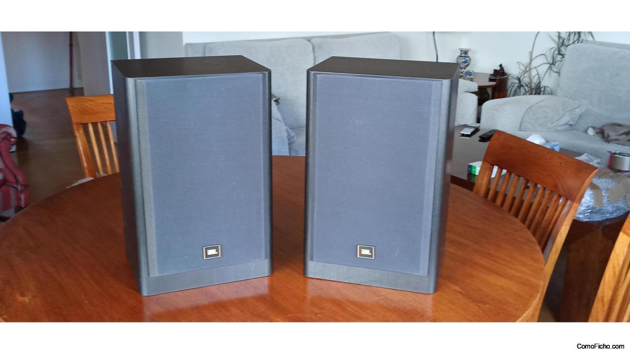 Pantallas JBL modelo LX22 y amplificador Luxman LV-111 en estado de funcionamiento