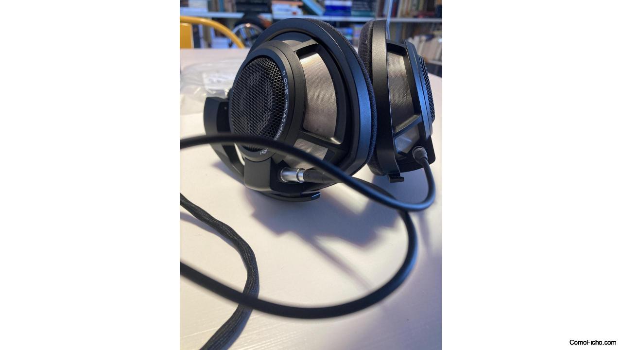 Sennheiser HD800S stereo headphones + CH800S-XLR4 headphone cable