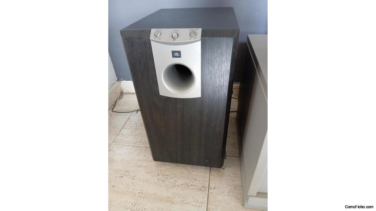 Subwoofer jbl en madera negra