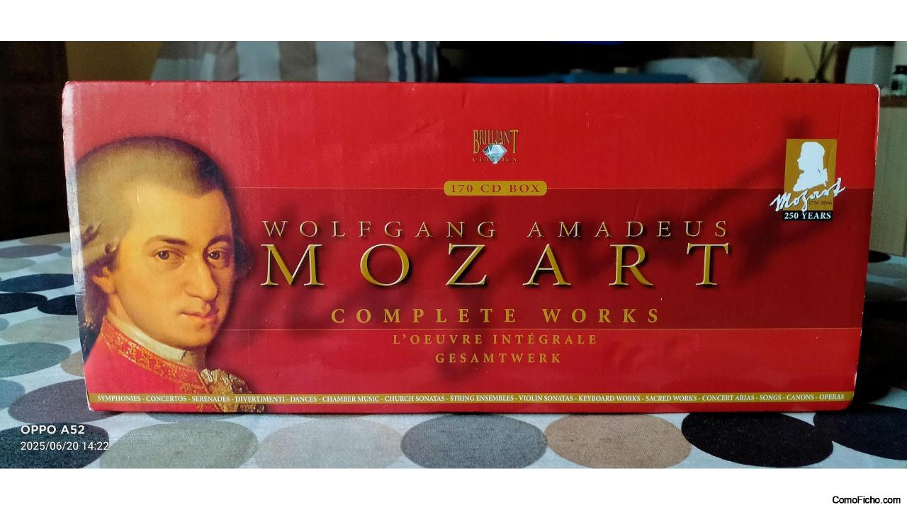 Caja de 170CD con la obra completa de Mozart