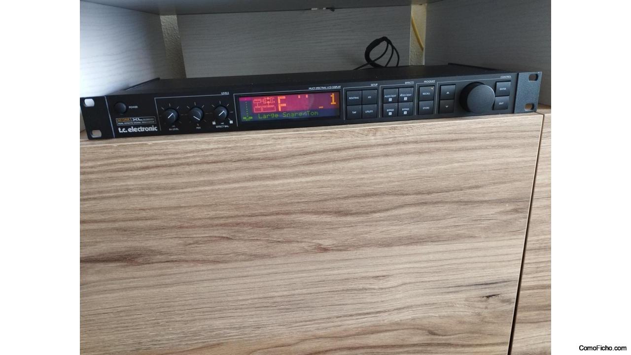 Mesa Yamaha y Procesador Reverb. TC Electronic