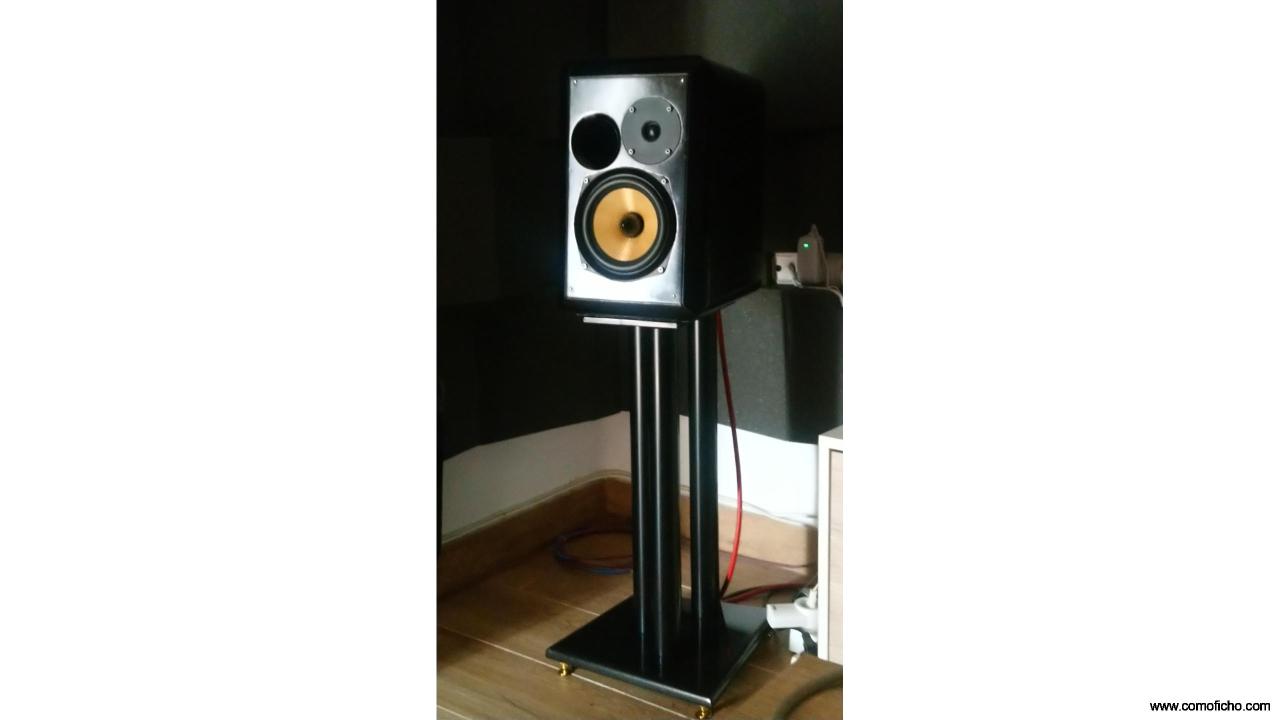 Monitores de 14 litros, dos vías Bass-Reflex..