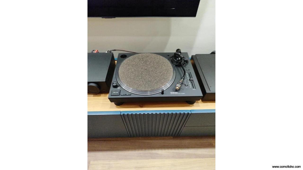 Tocadiscos Technics SL 1210 MK7 en color negro.